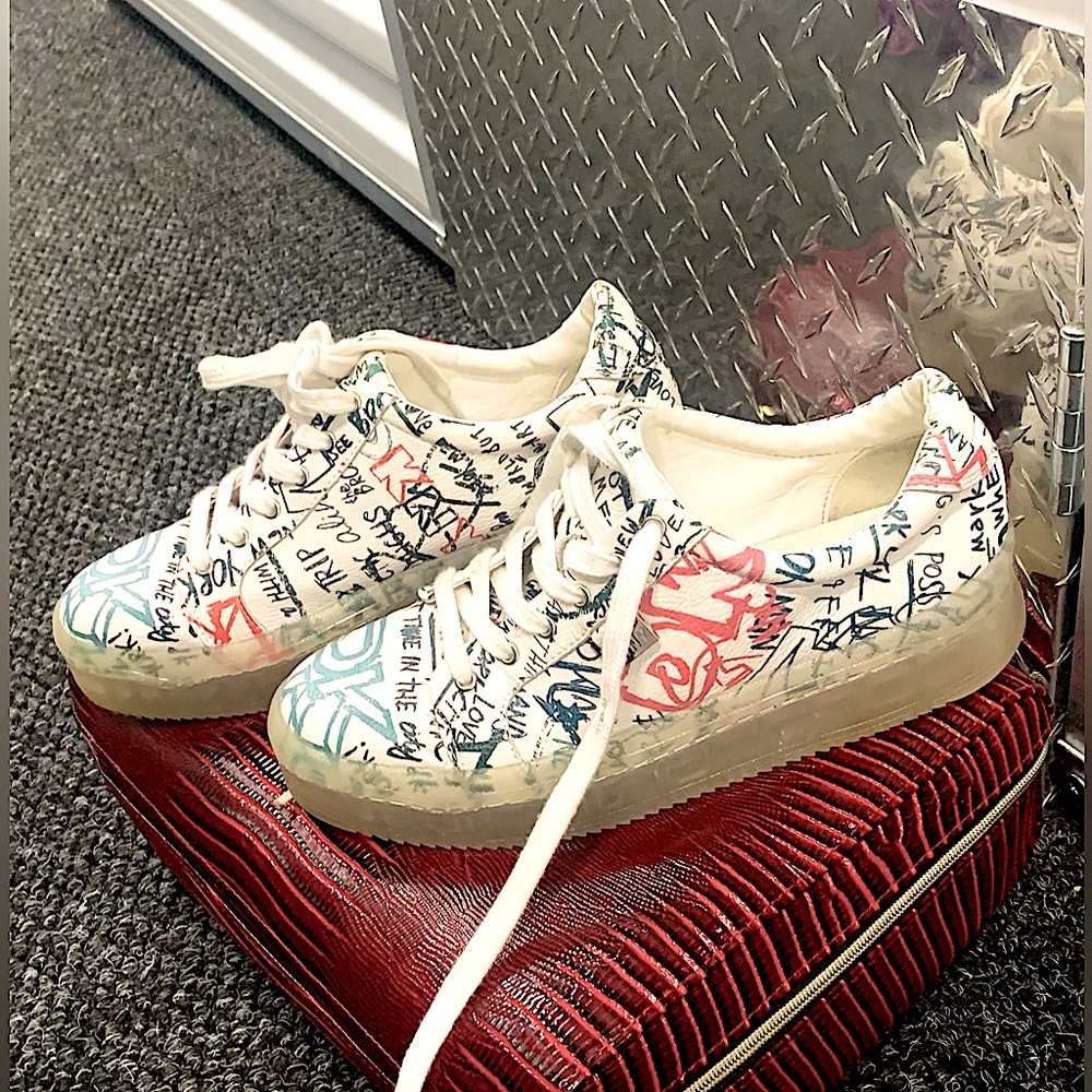 DKNY Size 7 1/2 Leather Sneakers
